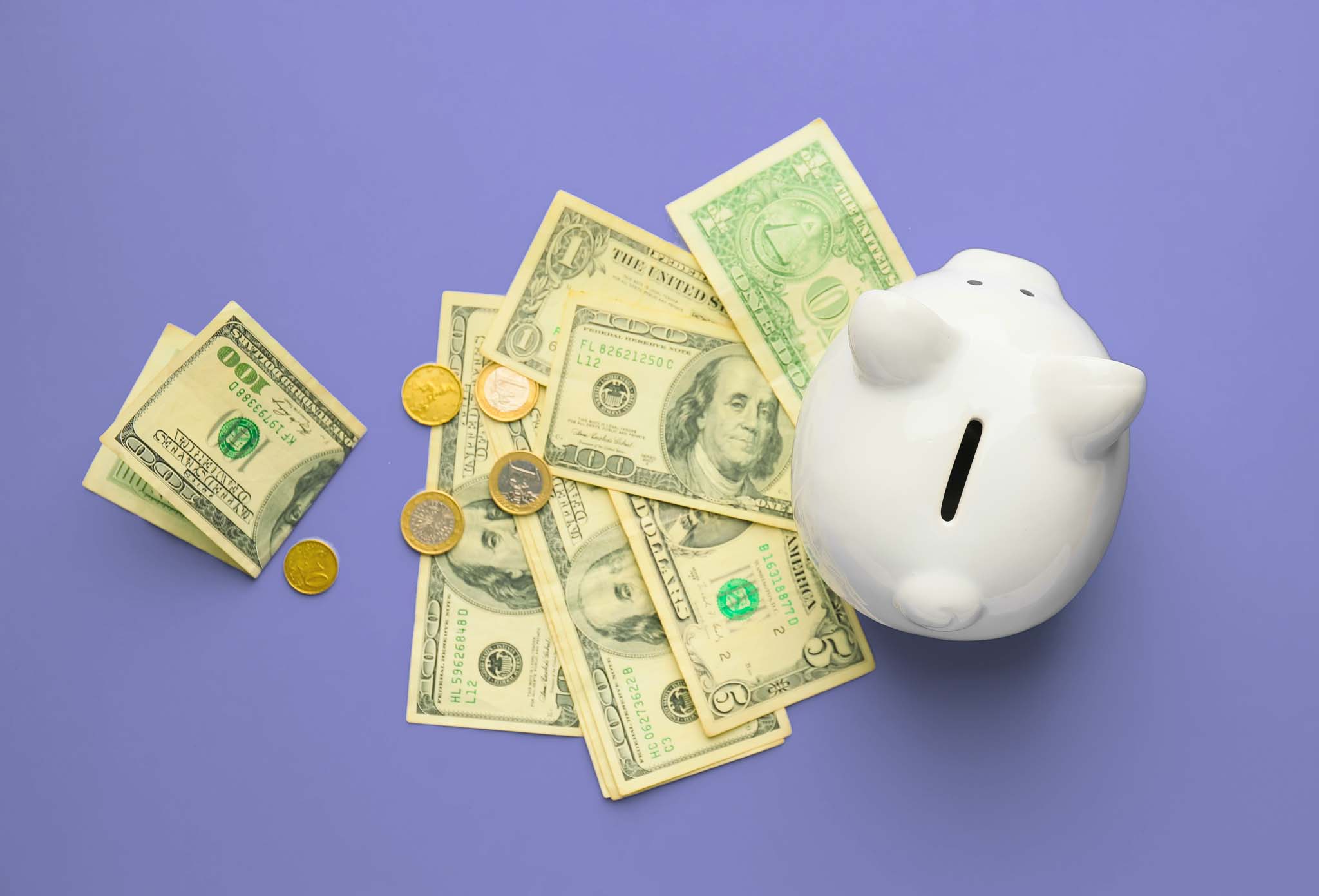 Piggy,Bank,And,Money,On,Color,Background